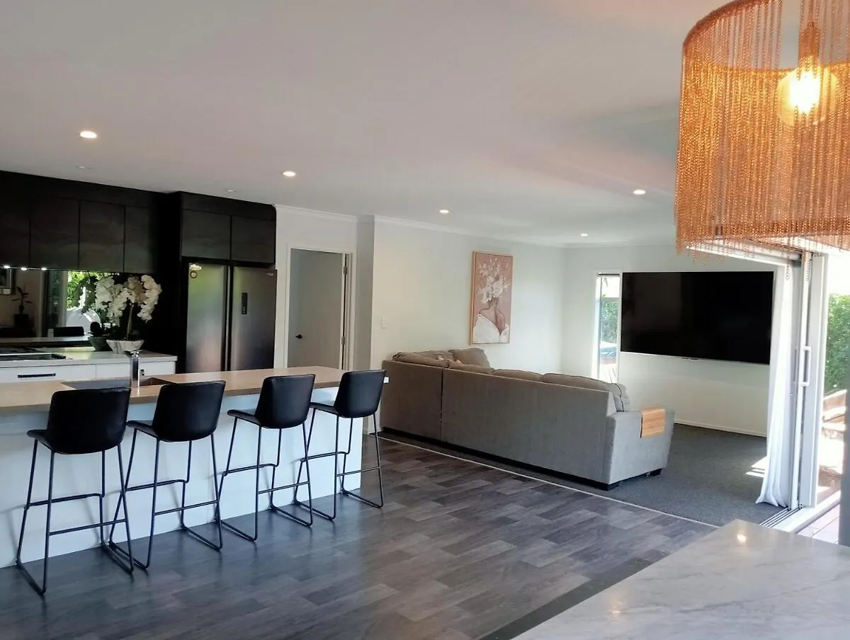 Owhata Oasis In Rotorua 5Brm With Spa & Pizza Oven 0*,